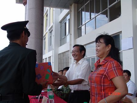 党委书记罗智勇和校长那金华向全体教官赠送纪念品