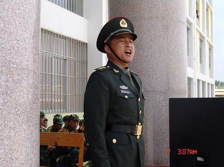 施宝贵营长组织阅兵式、分列式及军训汇报表演