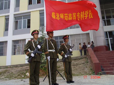 校旗飘扬在和煦的午风中